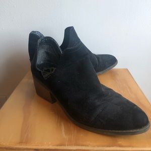 SIZE 8 Well worn women’s boots.4 yrs old. Will clean according to buyer’s need.